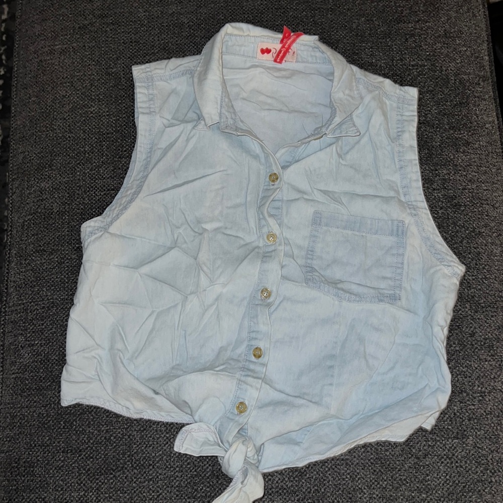 Sleeveless denim shirt